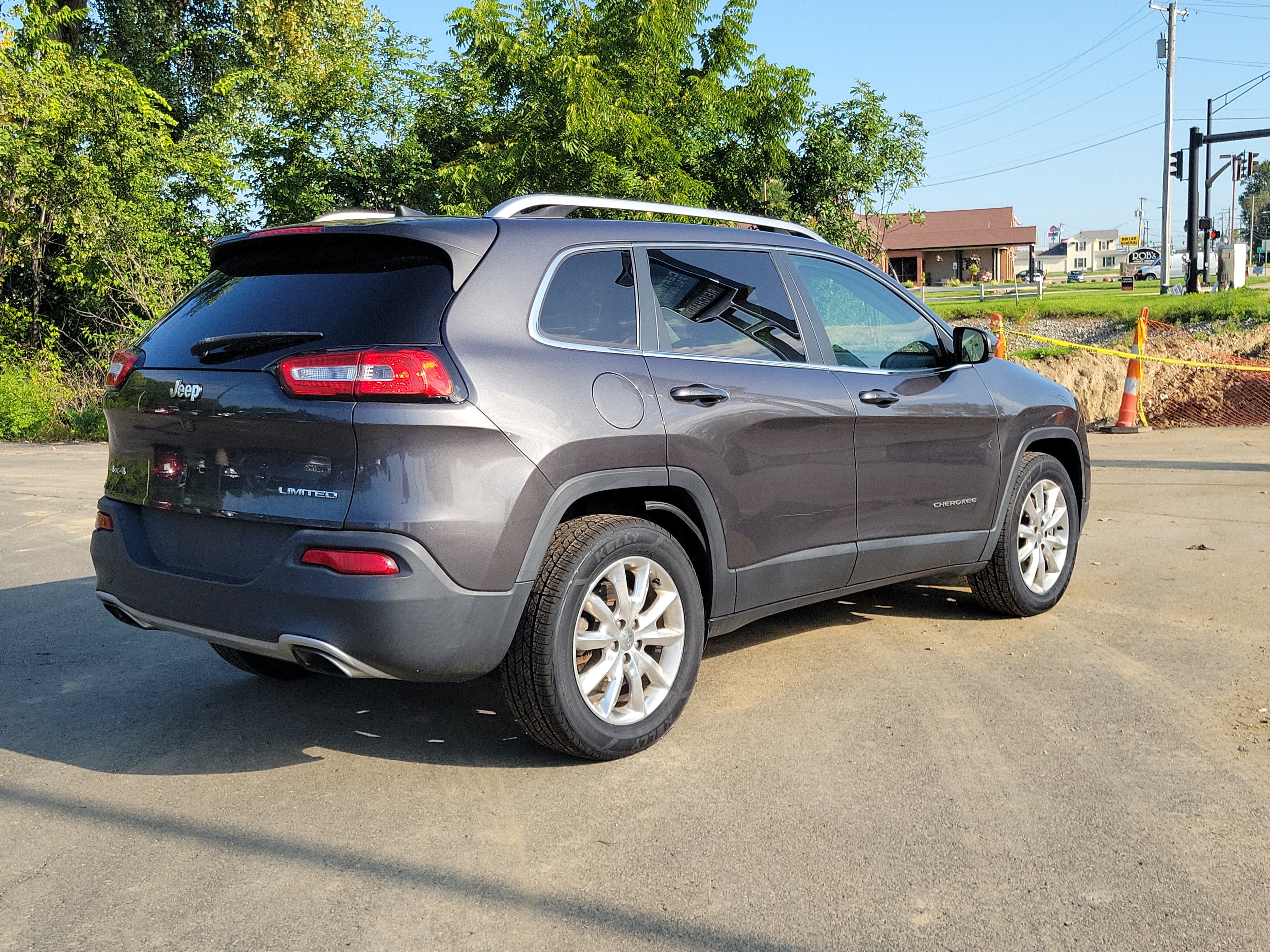 Used 2017 Jeep Cherokee Limited AWD/4WD image 4