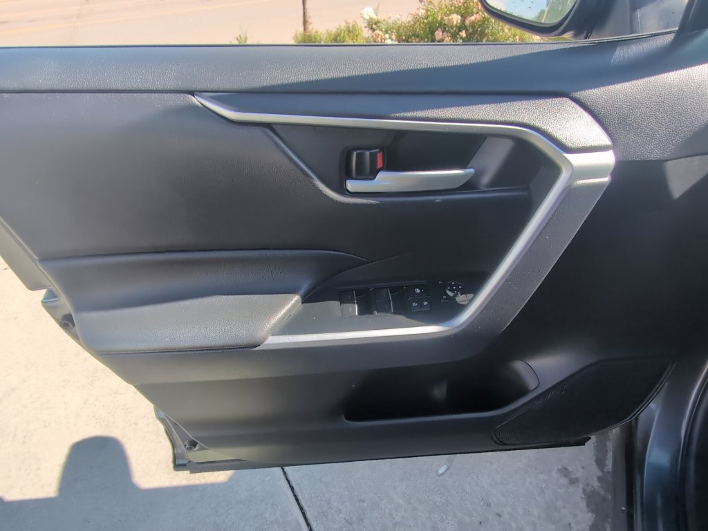 Used 2025 Toyota RAV4 XLE AWD/4WD image 11