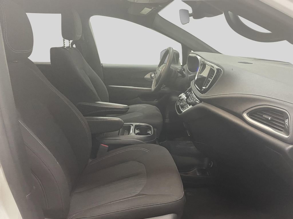 Used 2023 Chrysler Pacifica Touring image 9