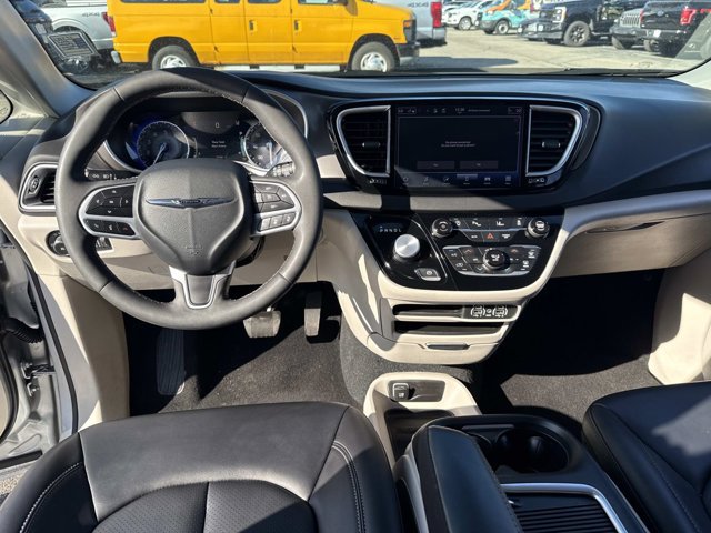 Used 2024 Chrysler Pacifica Touring-L FWD image 12