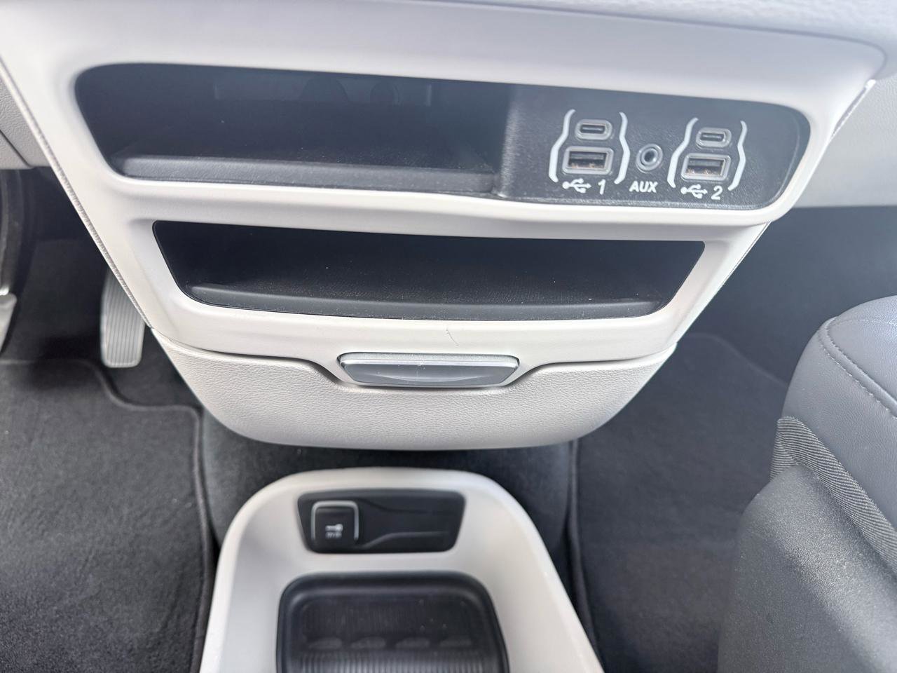 Used 2024 Chrysler Pacifica Touring-L image 13