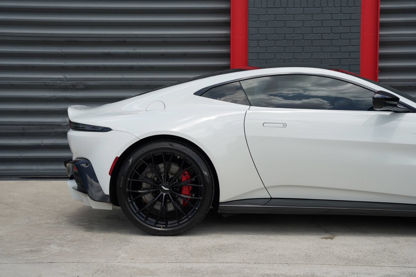 Used 2023 Aston Martin V8 Vantage Coupe RWD image 8