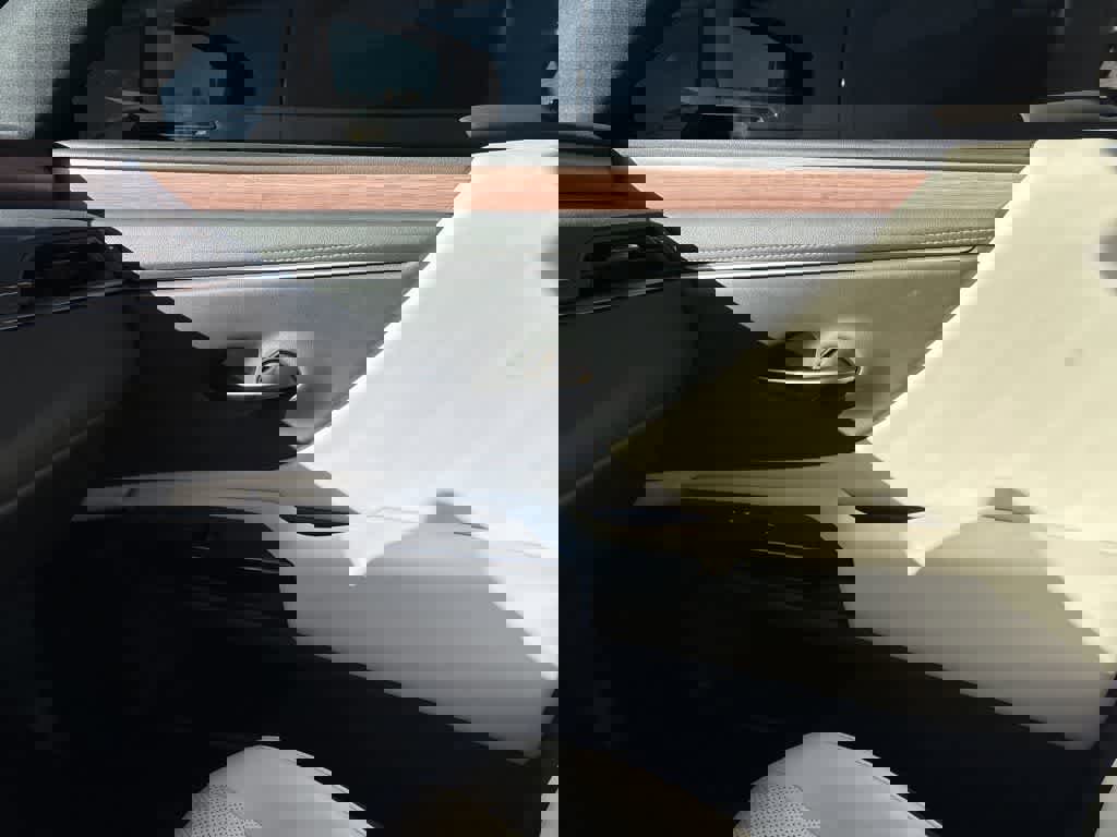 Used 2025 Lexus ES 300h w/ Premium Package image 12