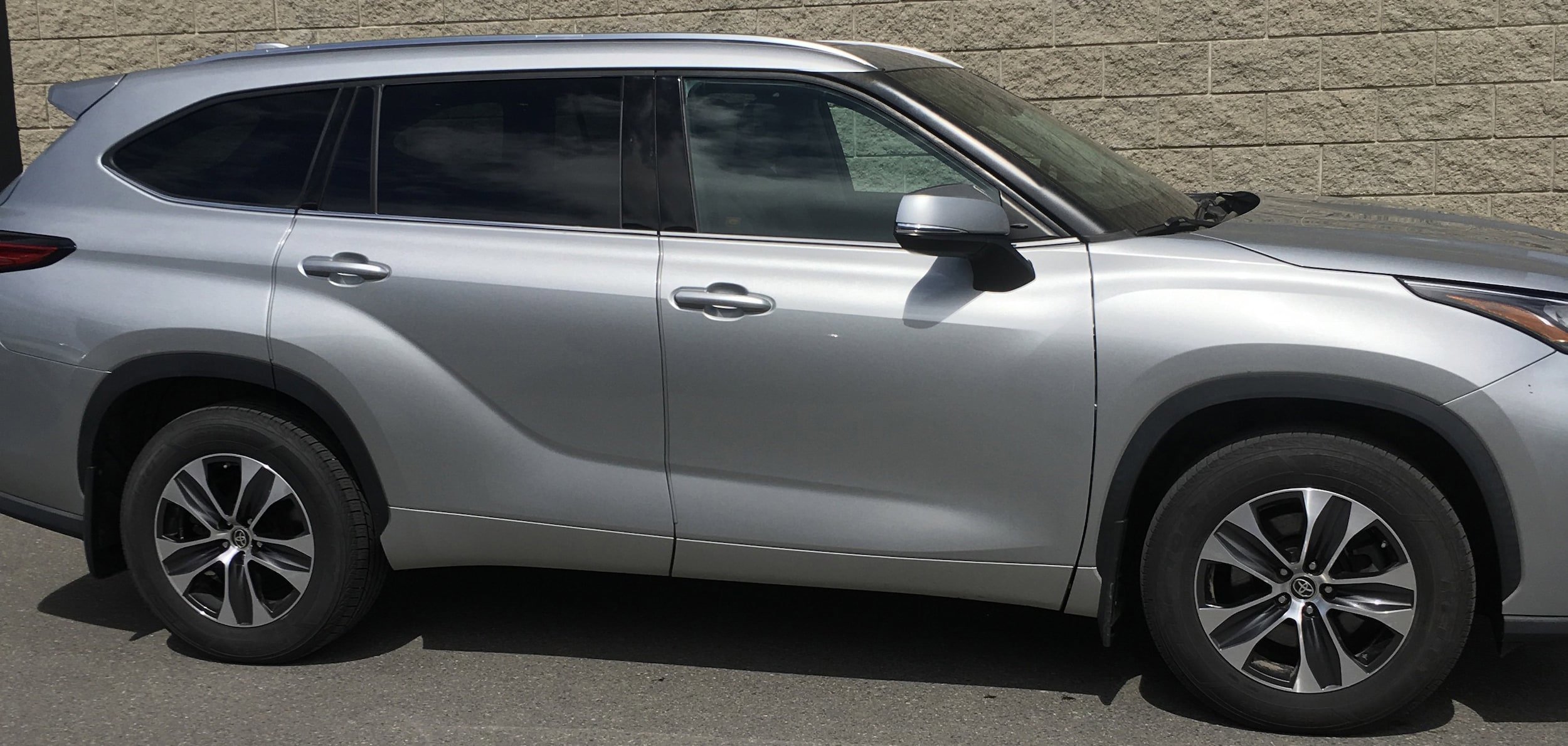 Used 2020 Toyota Highlander XLE AWD/4WD image 3