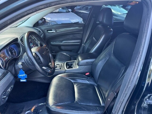 Used 2017 Chrysler 300 Limited RWD image 10