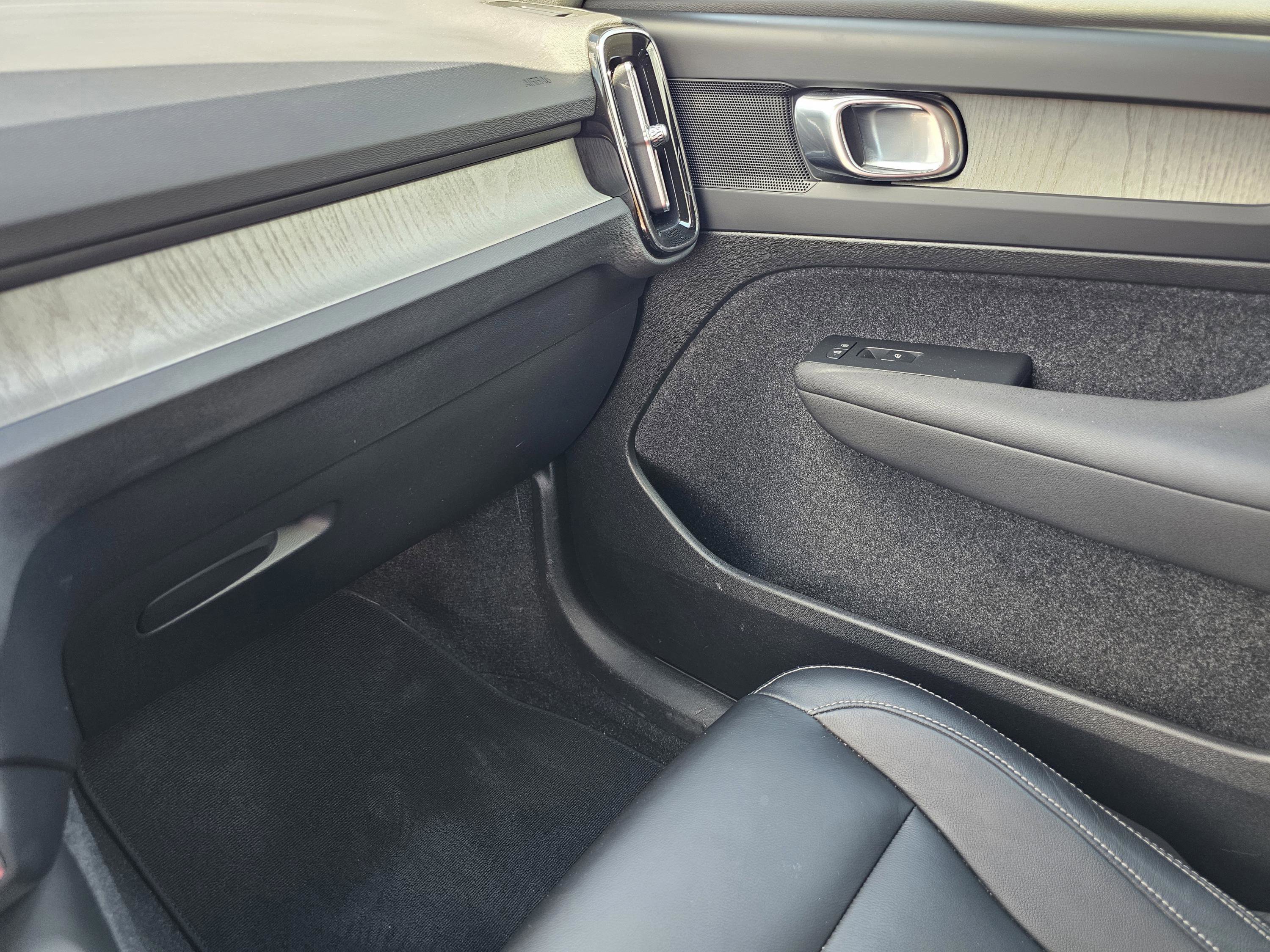 Used 2023 Volvo XC40 B5 Core image 25