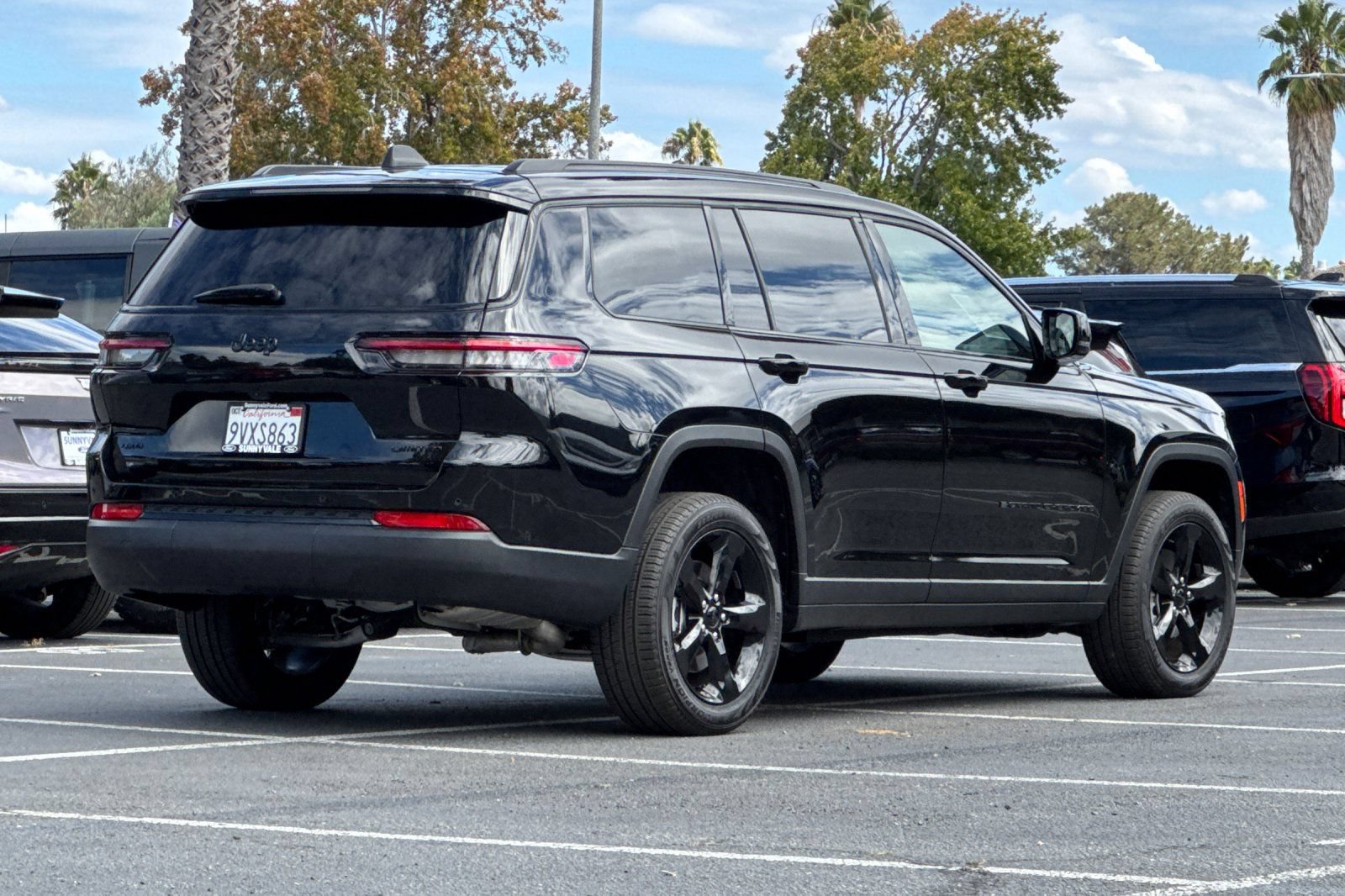 Used 2025 Jeep Grand Cherokee L Limited w/ Black Appearance Package AWD/4WD image 4