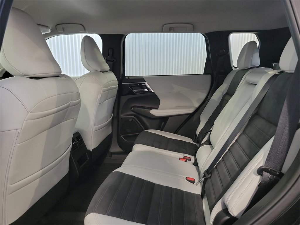 New 2025 Mitsubishi Outlander SE image 12