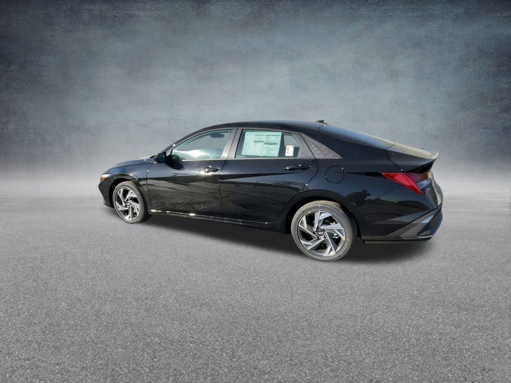 Used 2025 Hyundai Elantra SEL image 16