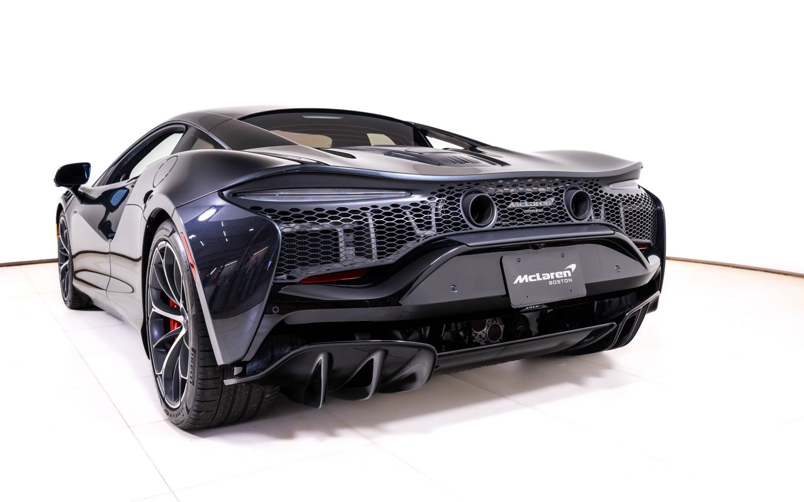 Used 2025 McLaren Artura RWD image 11