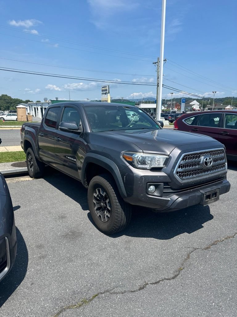 Used 2017 Toyota Tacoma TRD Off-Road w/ Premium & Technology Package AWD/4WD image 3
