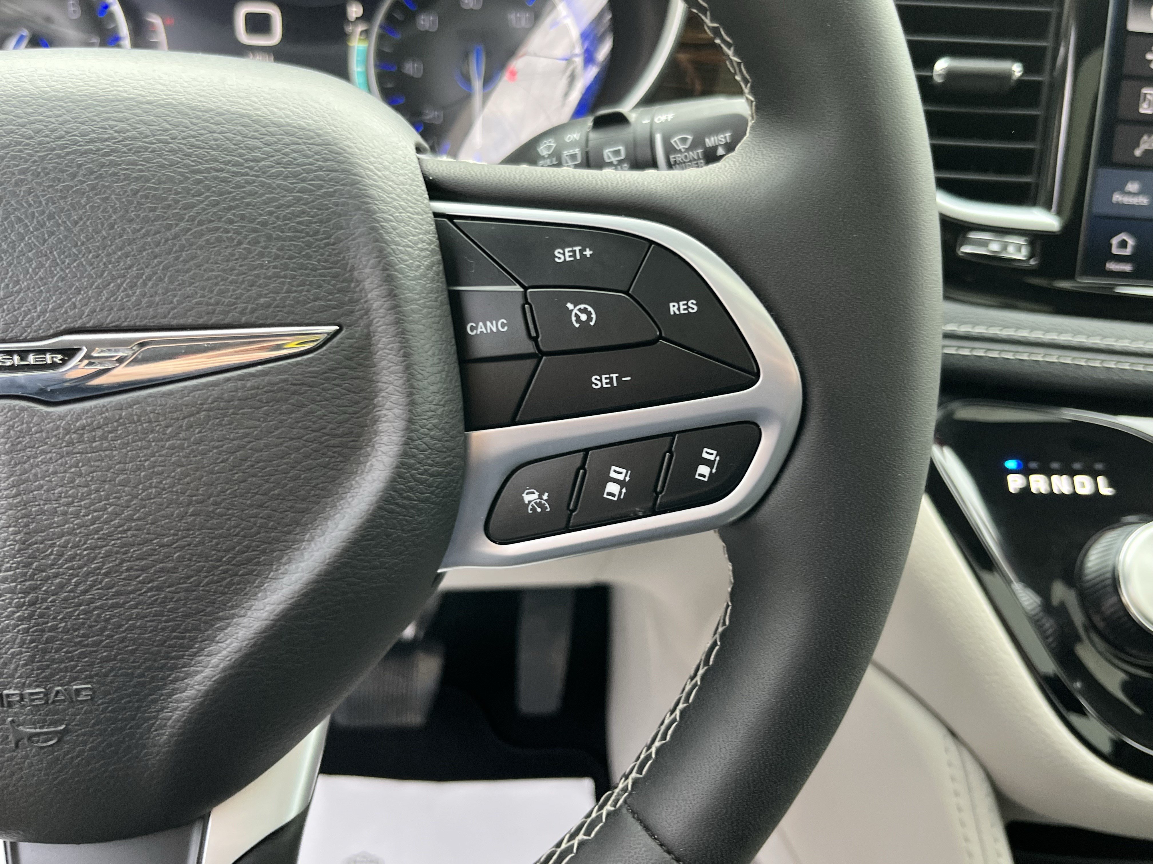 Used 2024 Chrysler Pacifica Limited FWD image 24