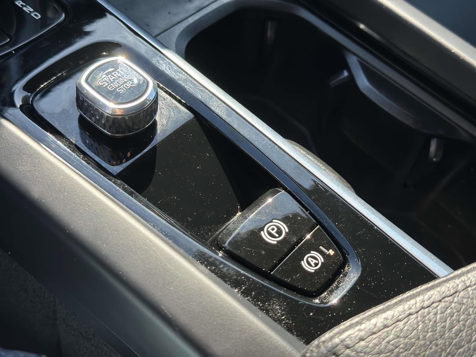 Used 2022 Volvo XC60 B5 Momentum w/ Climate Package image 18