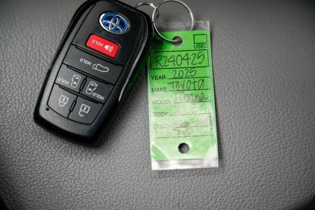 Certified 2025 Toyota Sienna XLE image 27