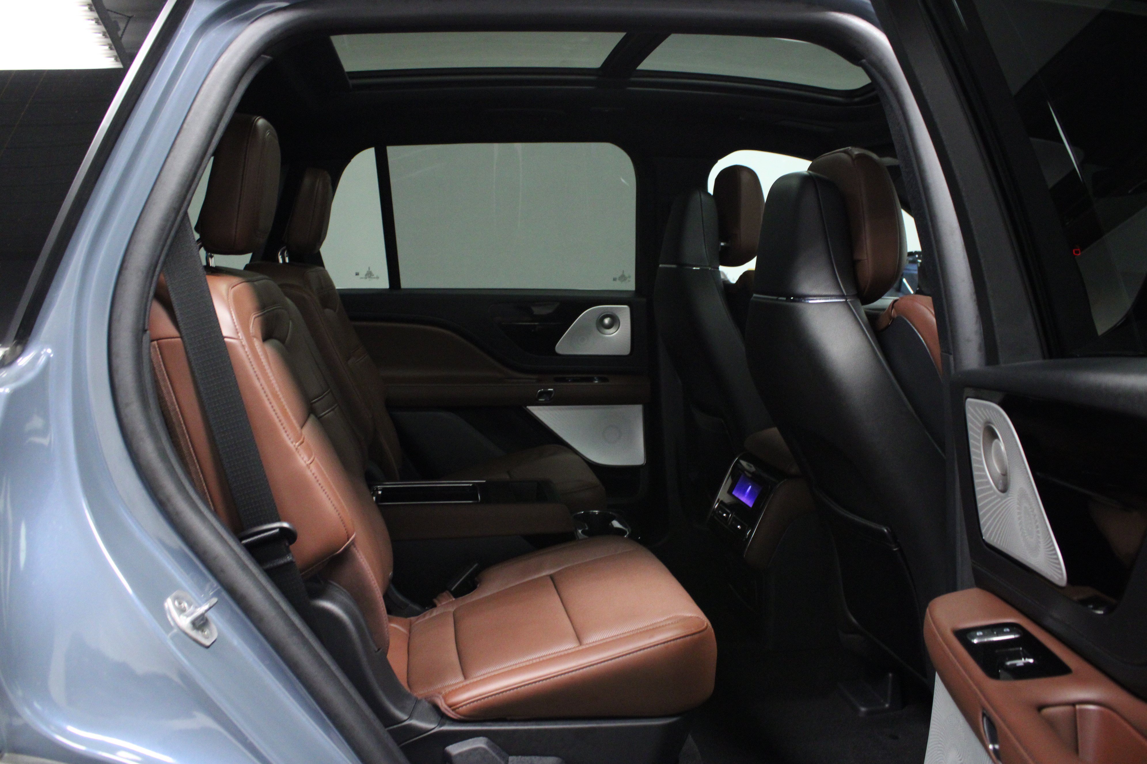 Used 2025 Lincoln Aviator Reserve w/ Luxury Package RWD image 16