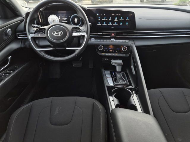 Used 2025 Hyundai Elantra SEL image 15