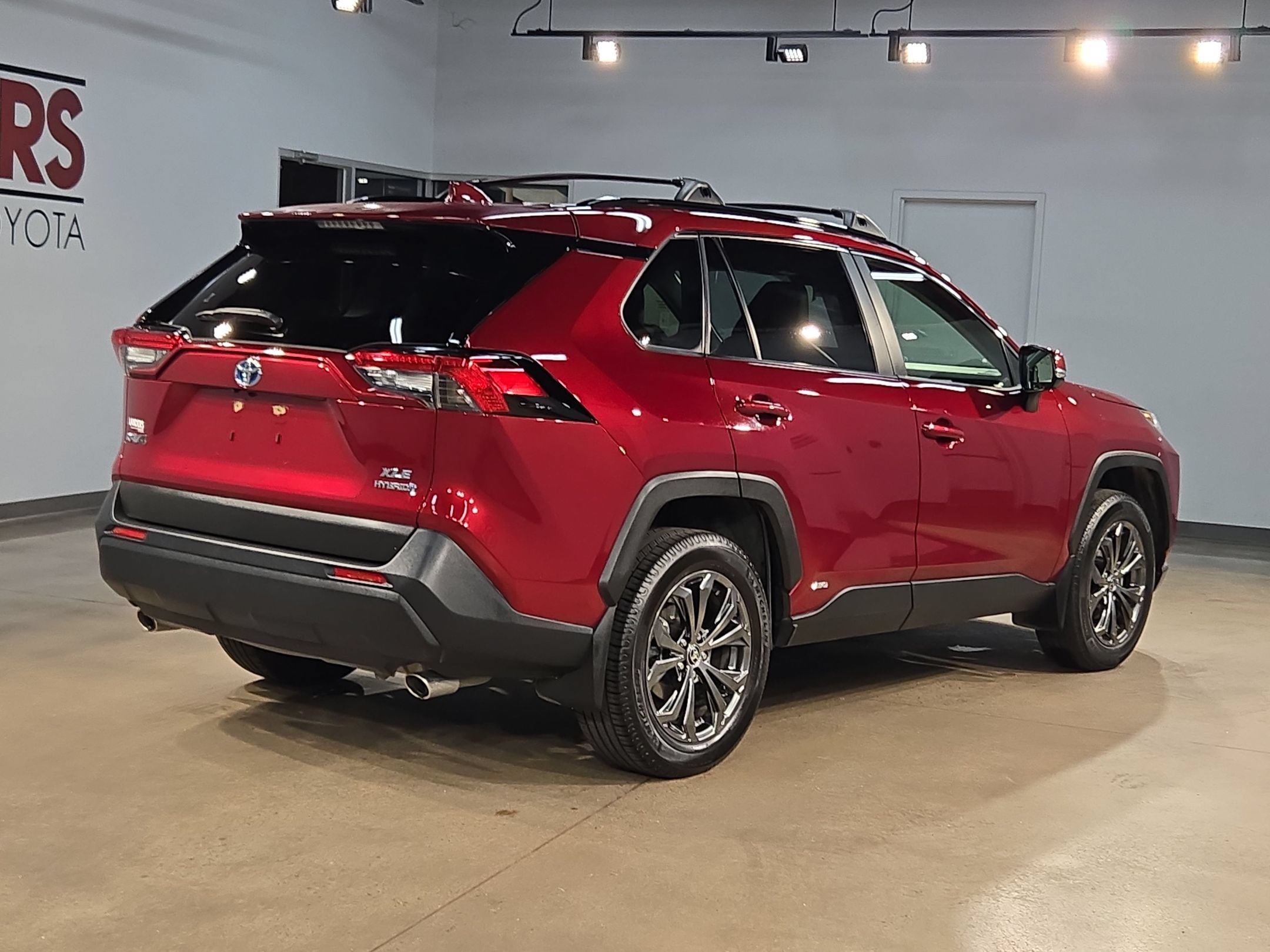 Used 2023 Toyota RAV4 XLE Premium AWD/4WD image 7