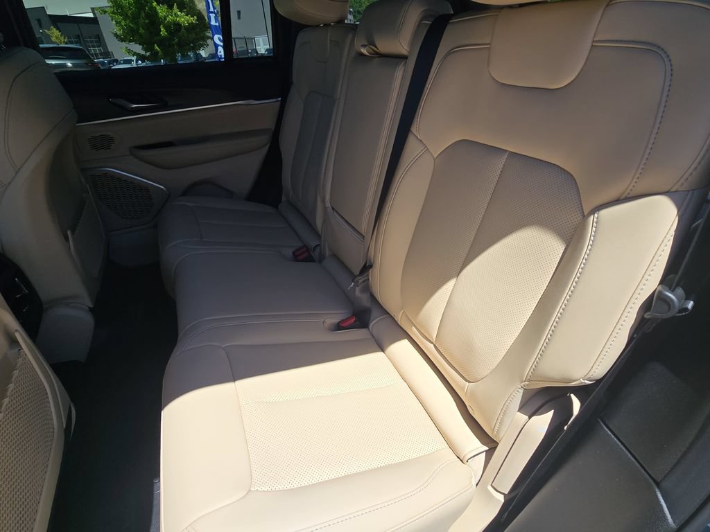 New 2026 Jeep Grand Cherokee Limited w/ Luxury Tech Group II AWD/4WD image 15