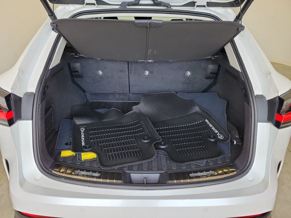 Used 2024 Lexus NX 250 FWD image 9