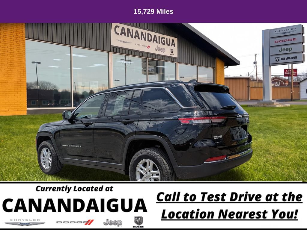 Used 2023 Jeep Grand Cherokee Laredo AWD/4WD image 9