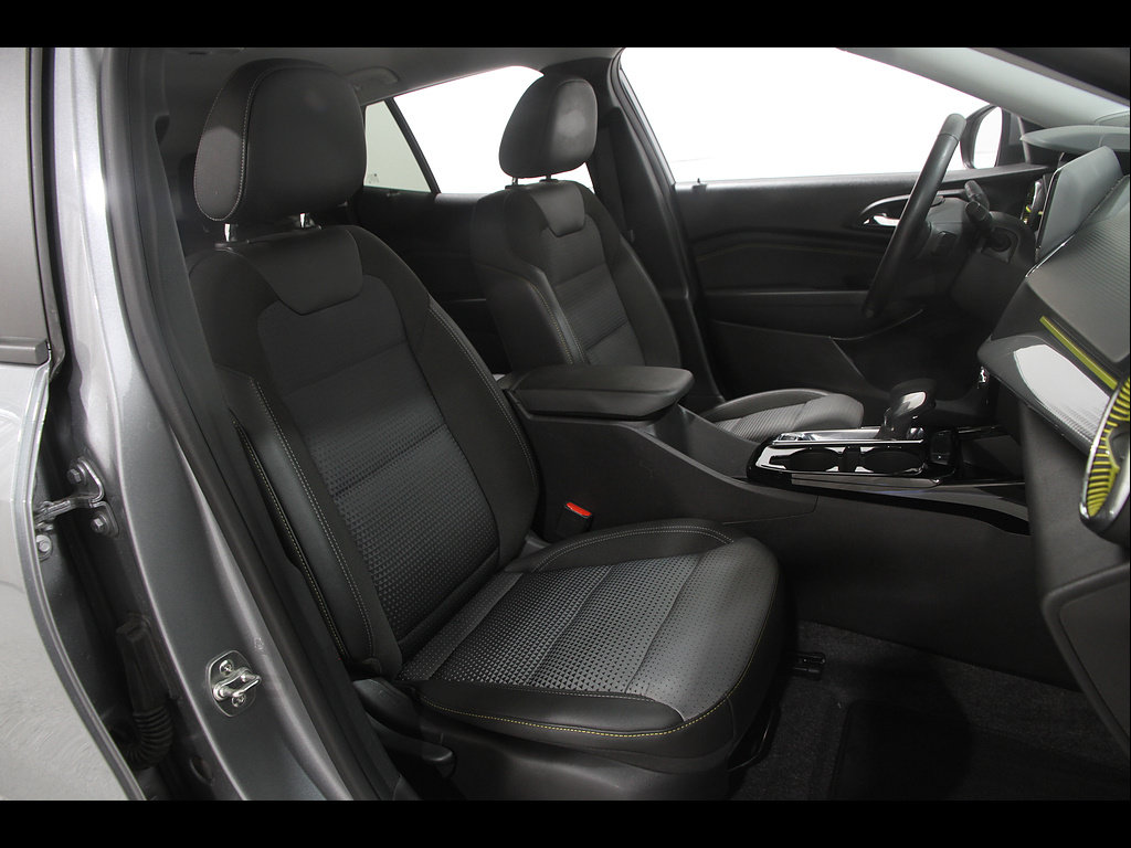 Used 2025 Chevrolet Trax LT w/ LT Convenience Package FWD image 16