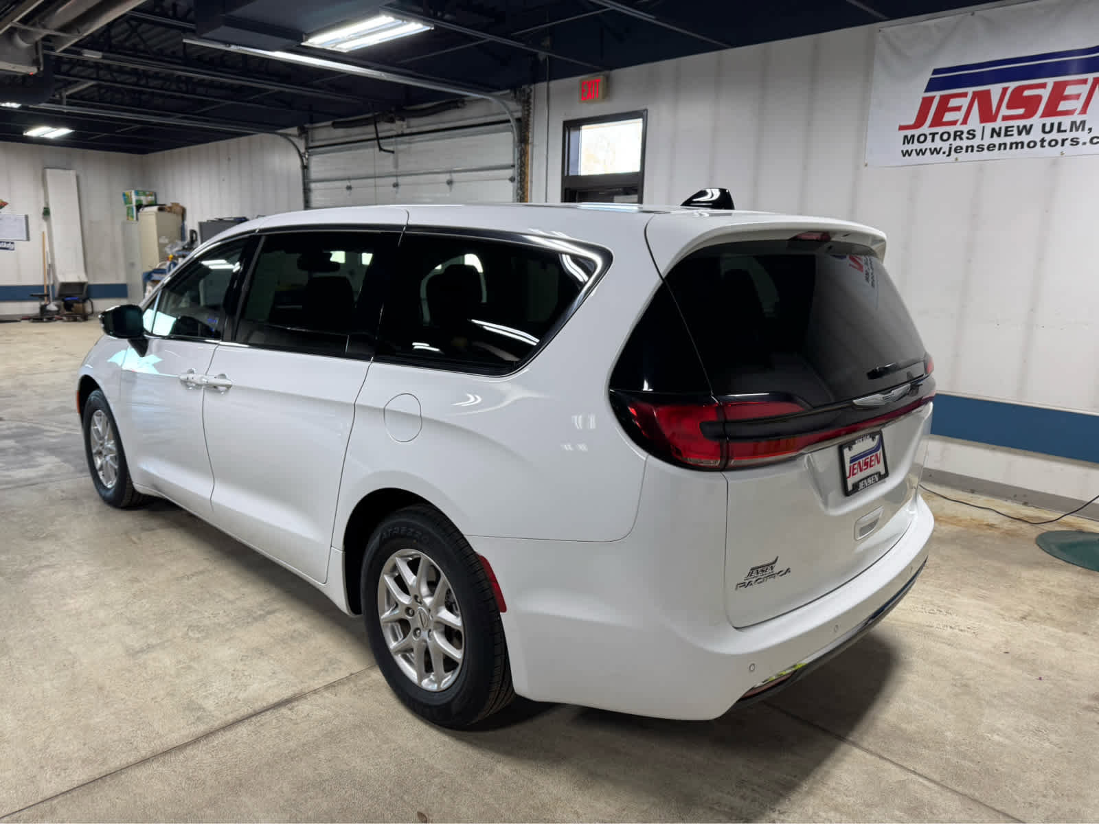 Used 2024 Chrysler Pacifica Touring-L image 6