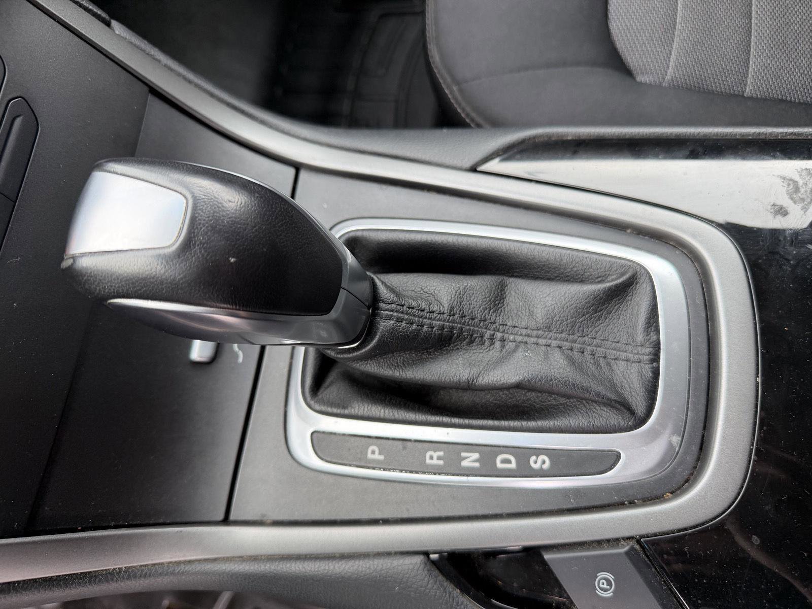 Used 2017 Ford Edge SE image 16