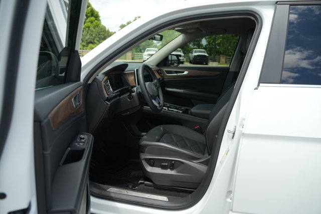 Used 2024 Volkswagen Atlas SE AWD/4WD image 12