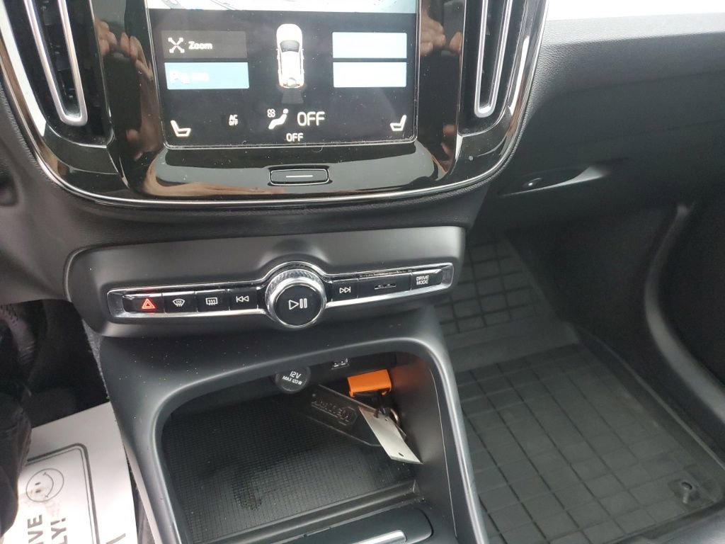Used 2021 Volvo XC40 T5 Momentum w/ Climate Package image 22
