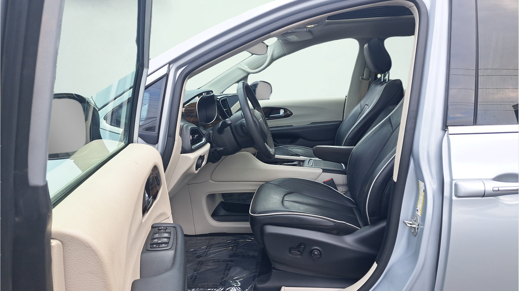 Used 2023 Chrysler Pacifica Limited FWD image 10