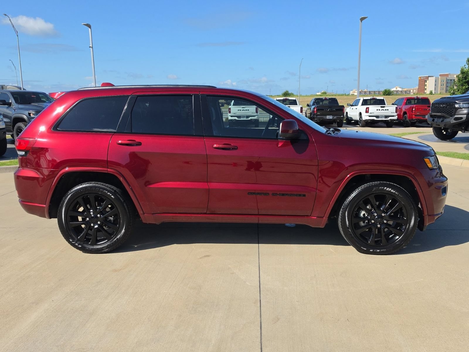 Used 2020 Jeep Grand Cherokee Altitude RWD image 6