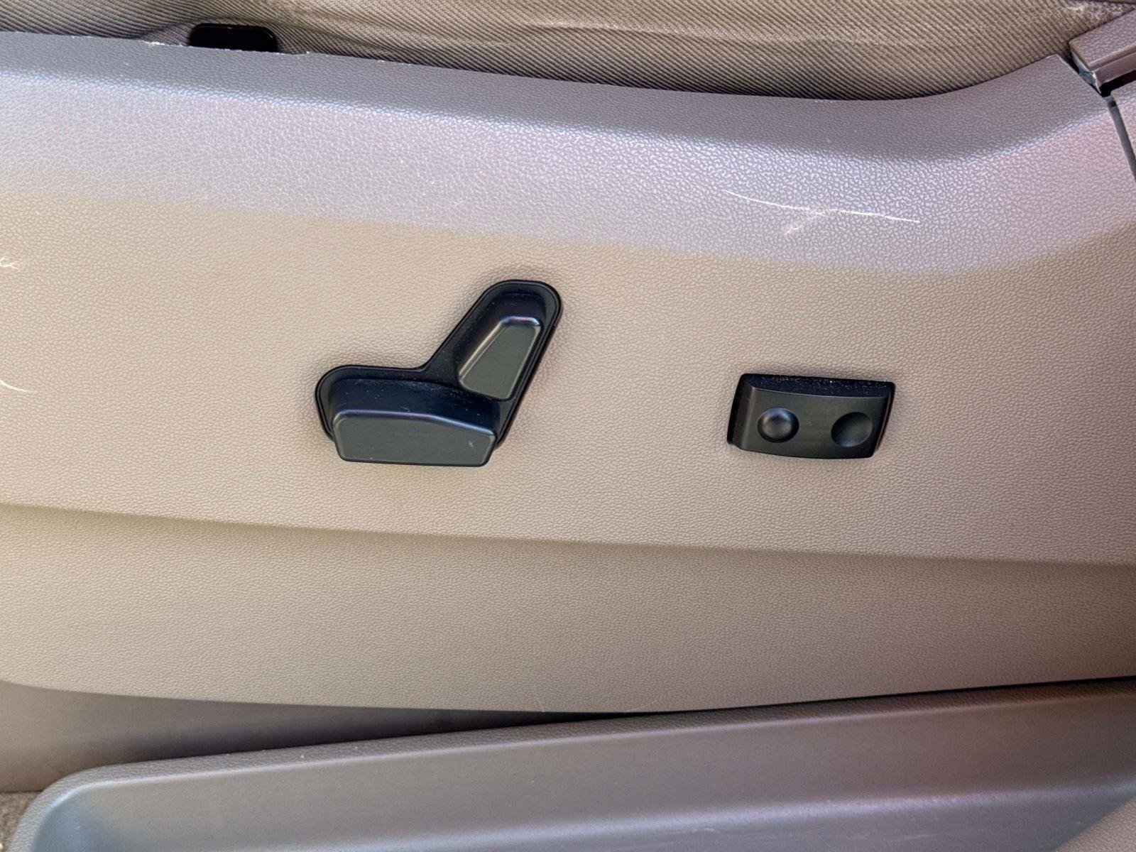 Used 2016 Chrysler Town & Country Touring image 20