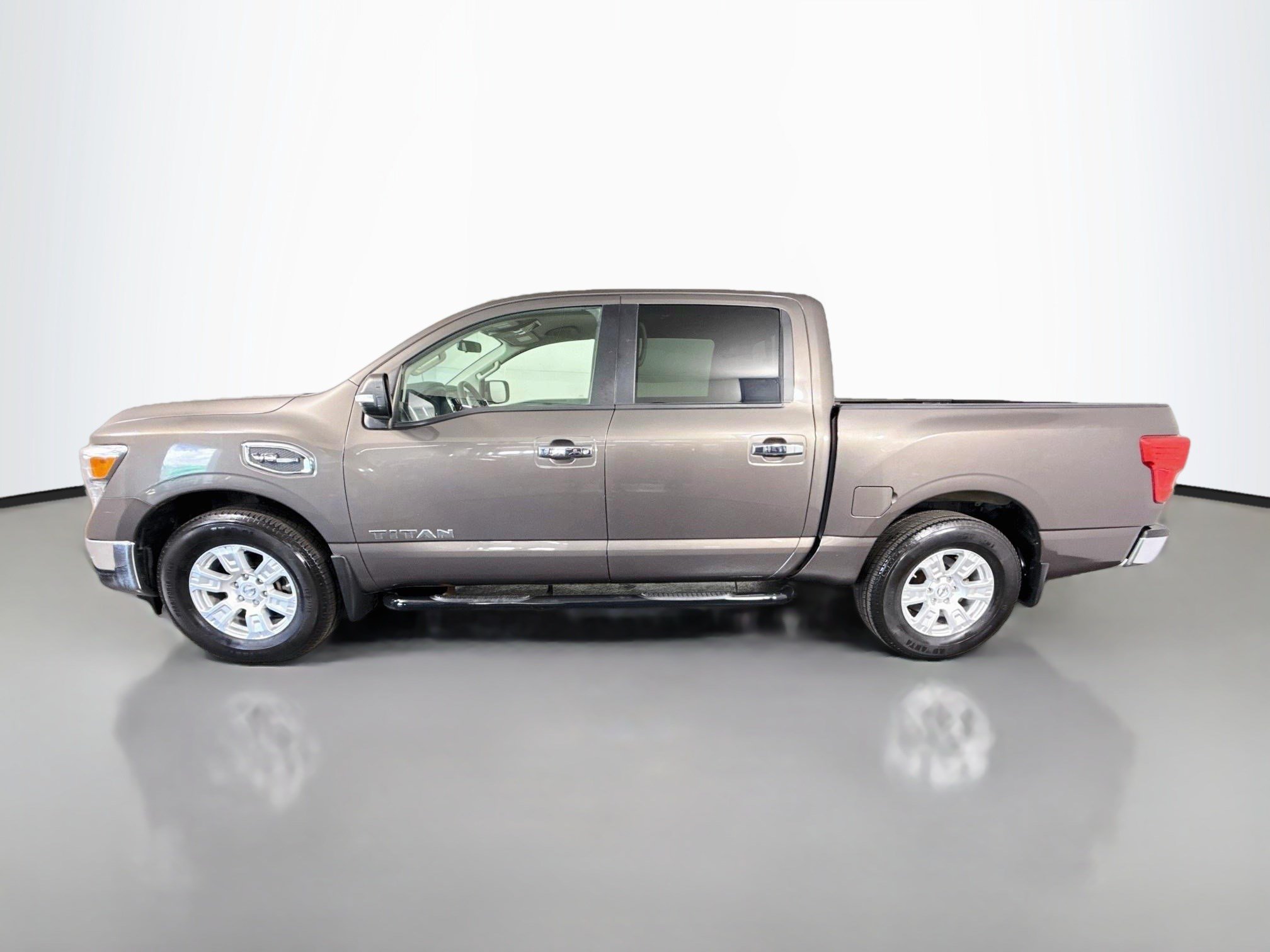 Used 2017 Nissan Titan SV RWD image 6