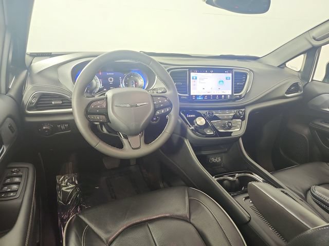 Used 2025 Chrysler Pacifica Limited FWD image 25