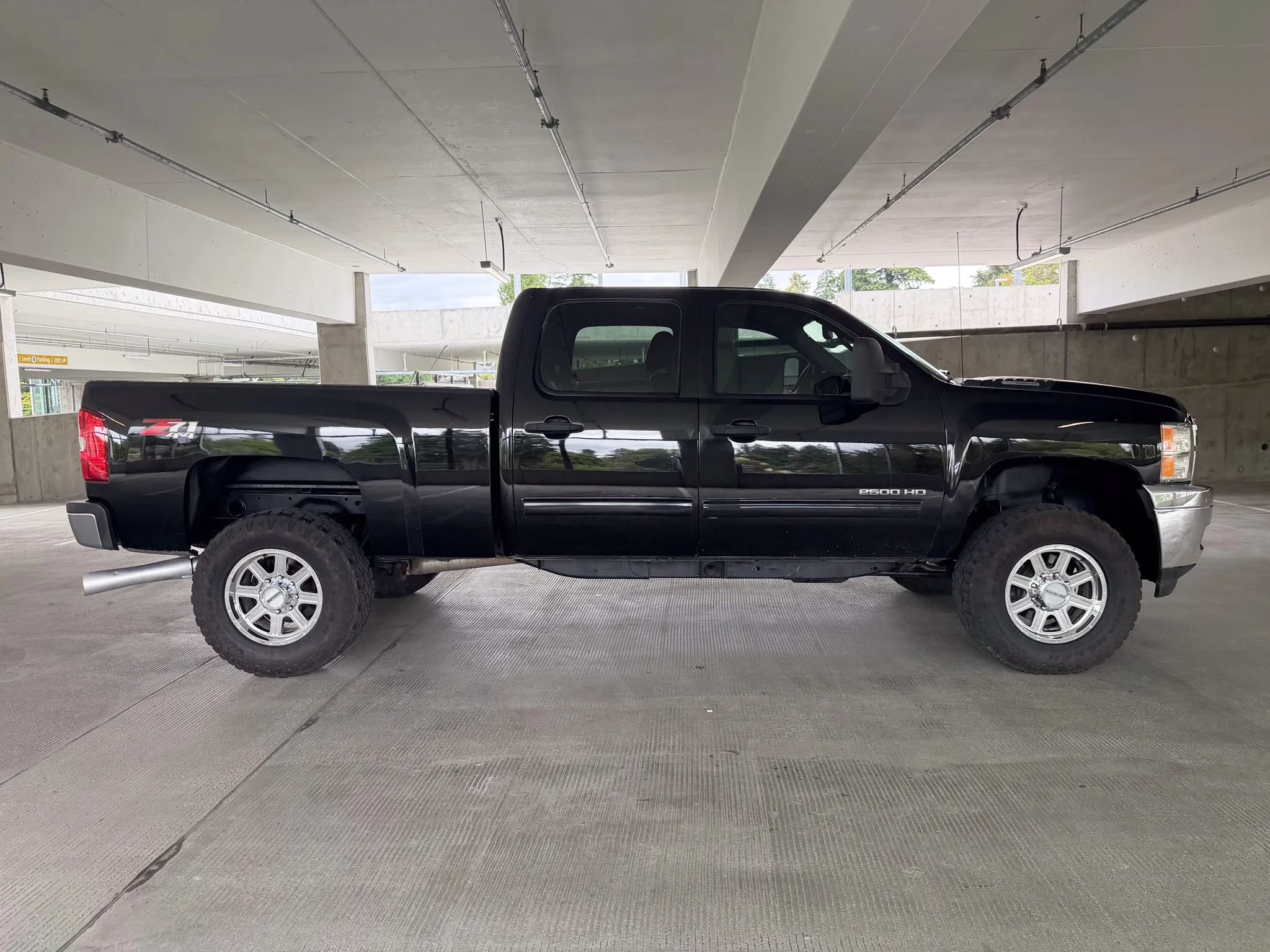 Used 2011 Chevrolet Silverado 2500 LT w/ Interior Plus Package AWD/4WD image 3