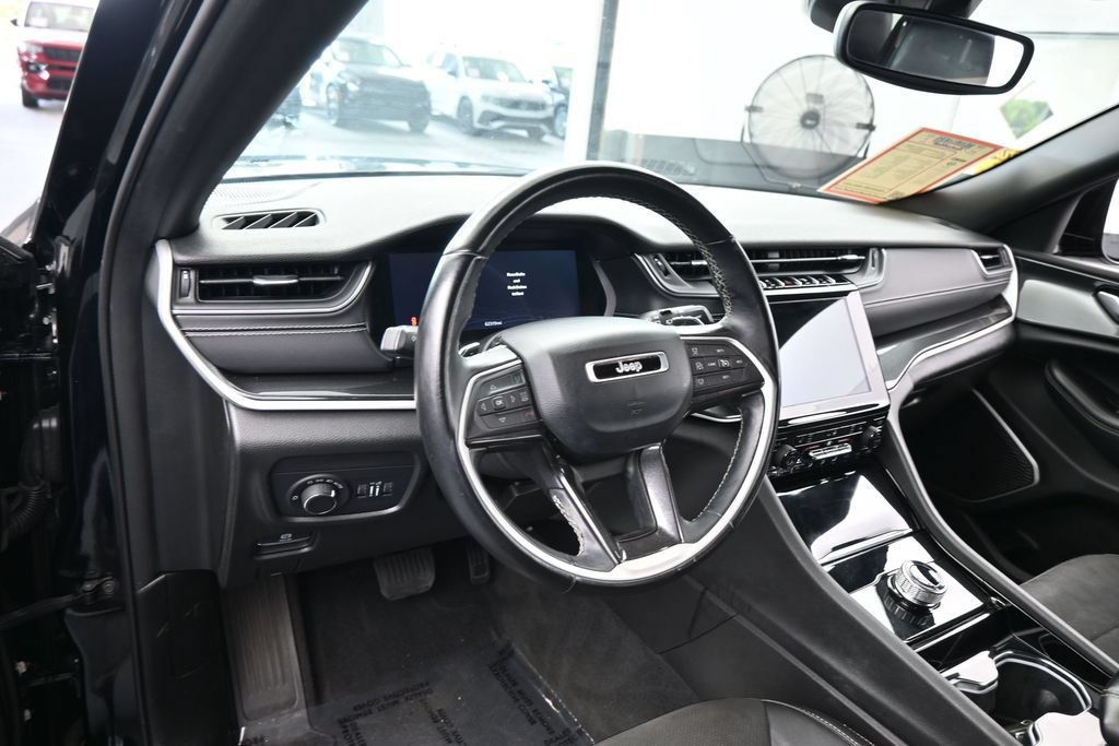 Used 2022 Jeep Grand Cherokee L Laredo RWD image 11
