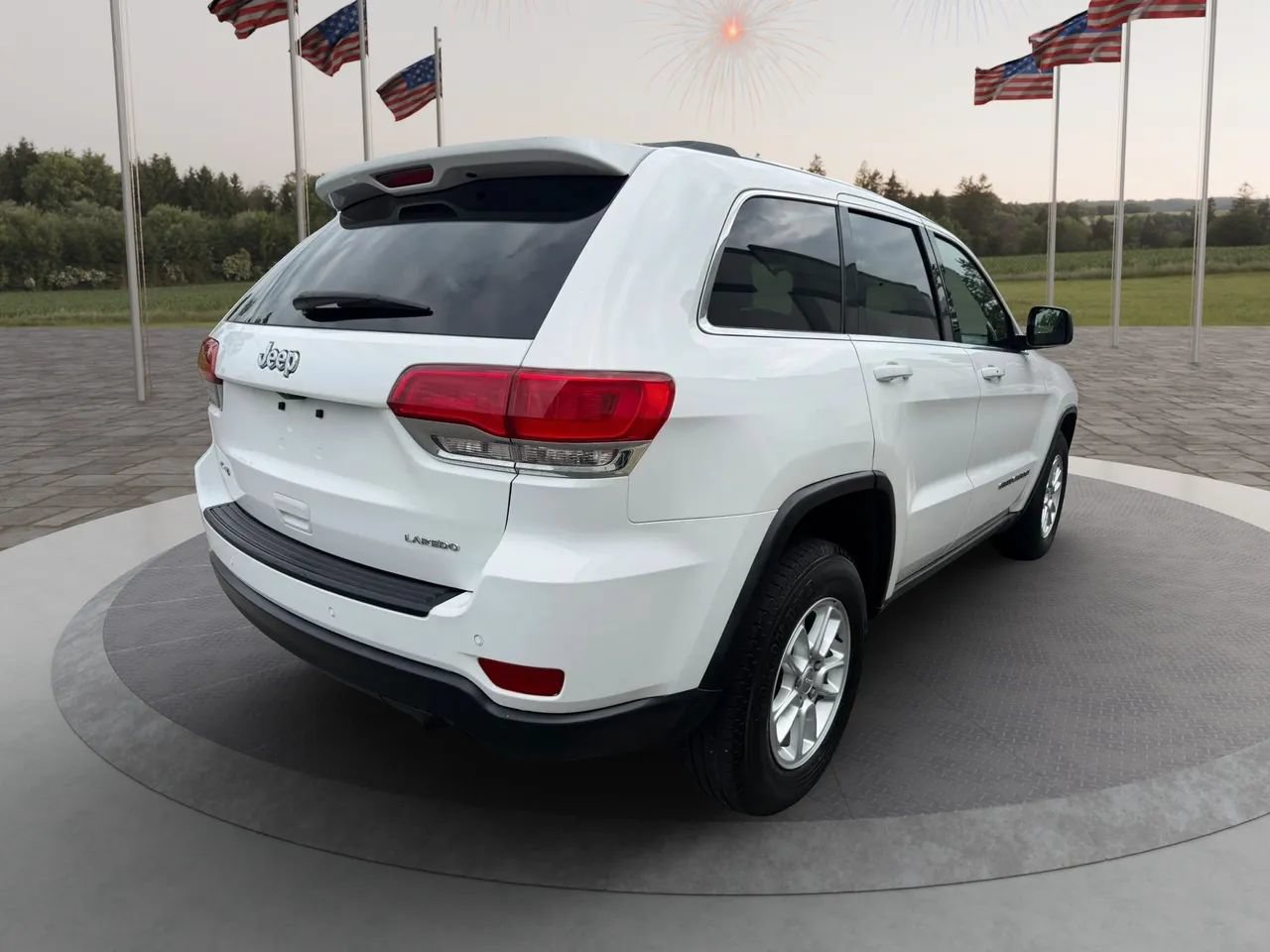 Used 2018 Jeep Grand Cherokee Laredo AWD/4WD image 2