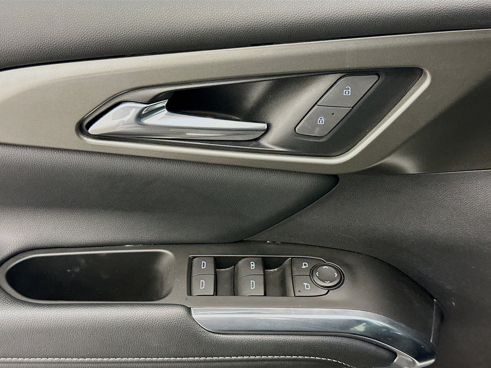 Used 2025 Chevrolet Traverse LT AWD/4WD image 15