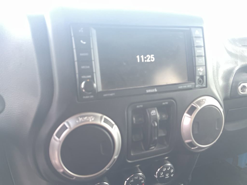 Used 2017 Jeep Wrangler Unlimited Rubicon w/ Connectivity Group image 14