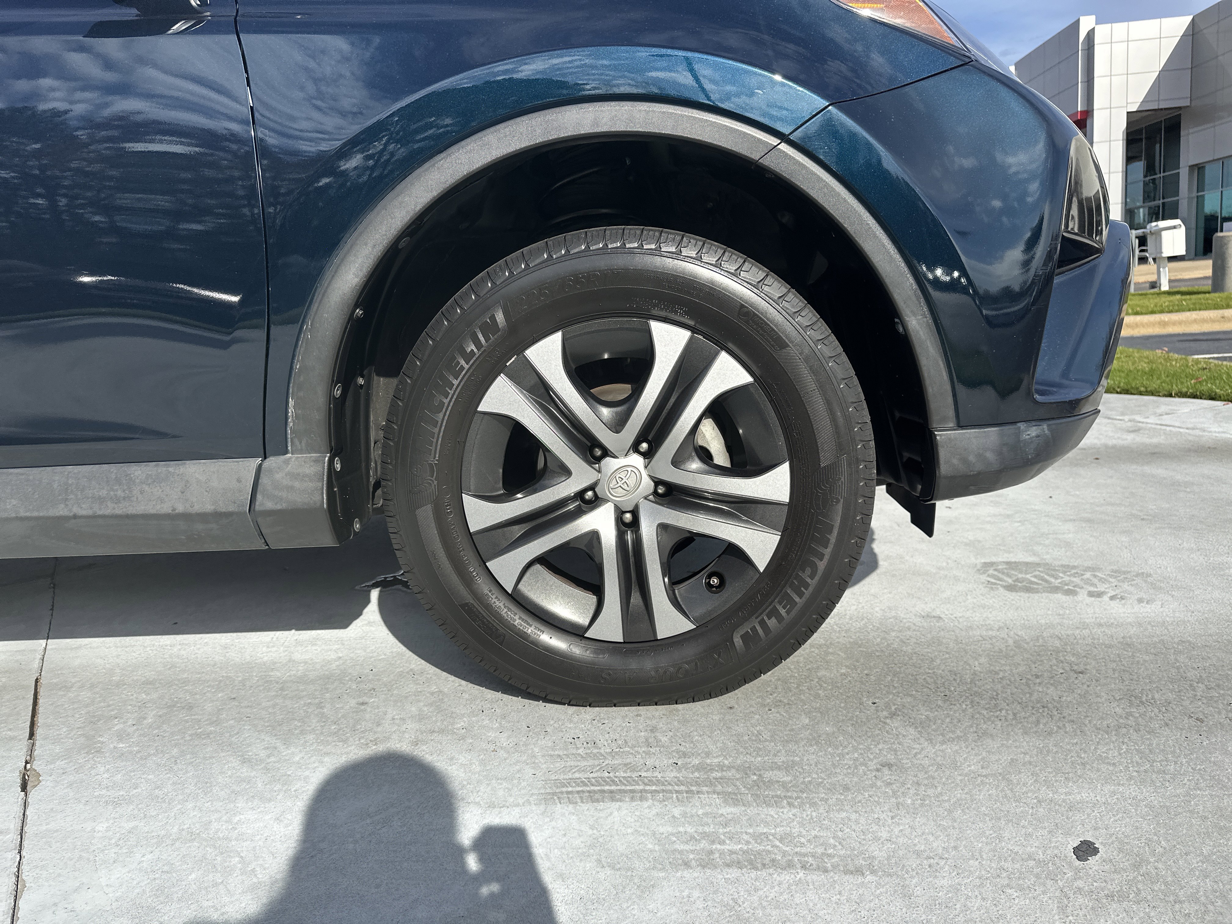 Used 2018 Toyota RAV4 LE image 13