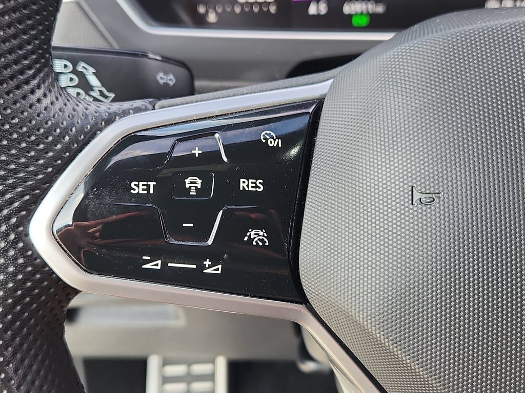 Used 2023 Volkswagen Tiguan SE R-Line AWD/4WD image 18