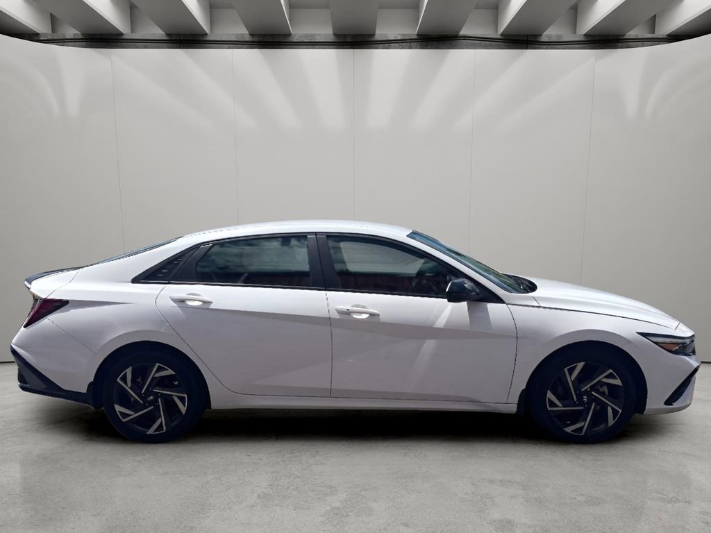 Used 2025 Hyundai Elantra Blue image 12