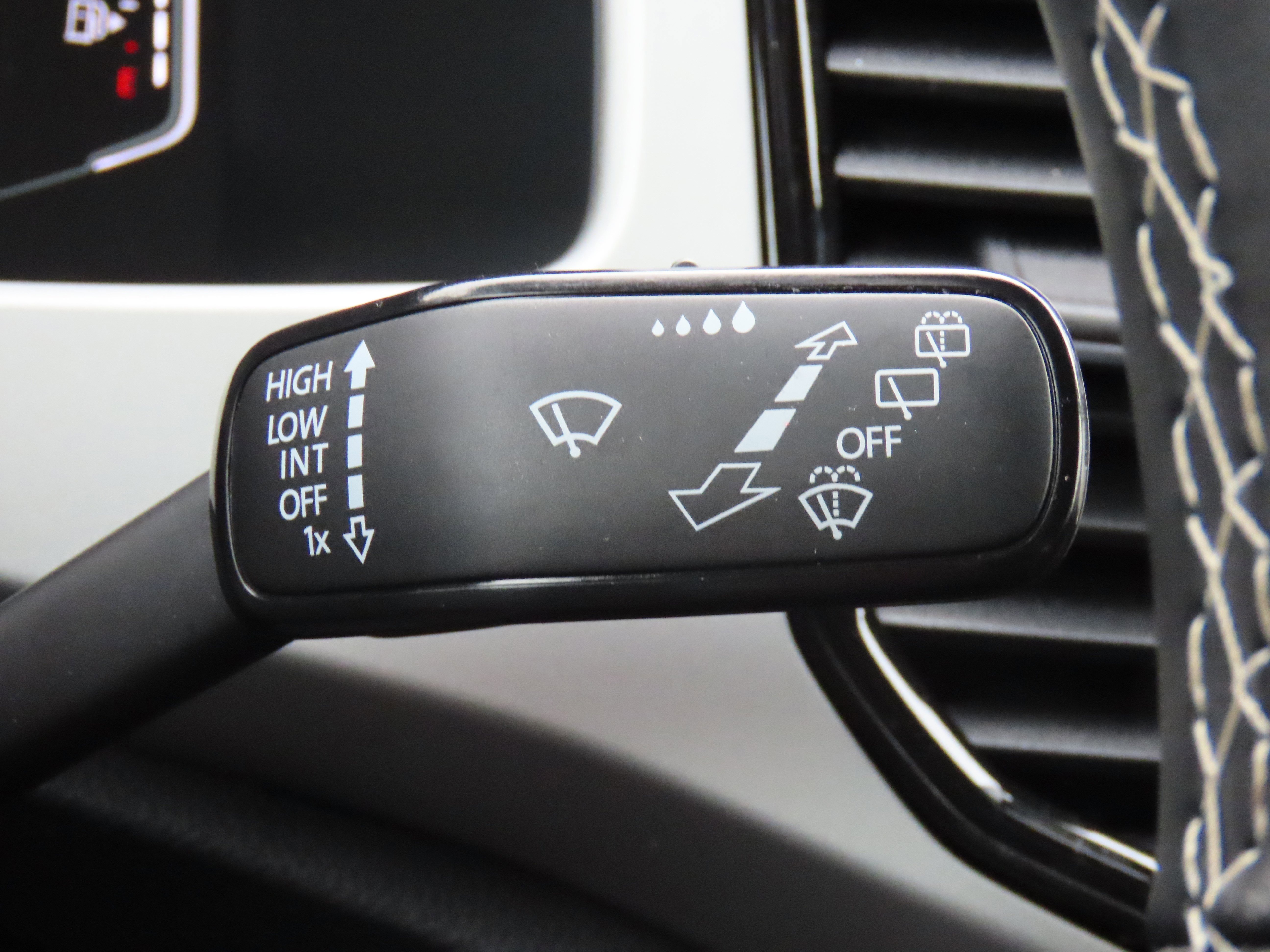 Used 2022 Volkswagen Atlas Cross Sport SE w/ Panoramic Sunroof Package image 37