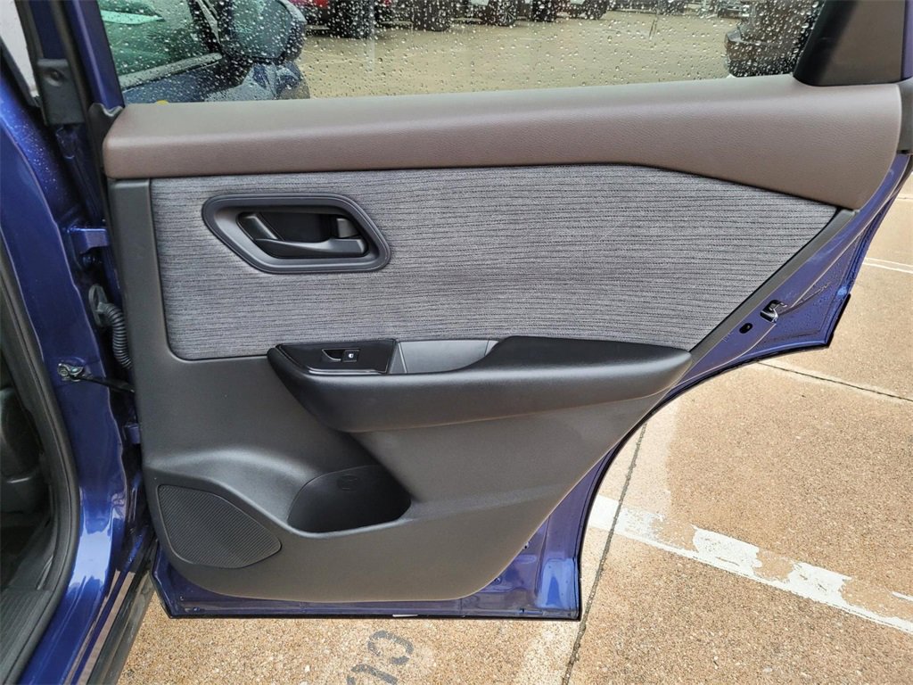 Used 2023 Nissan Rogue S image 9