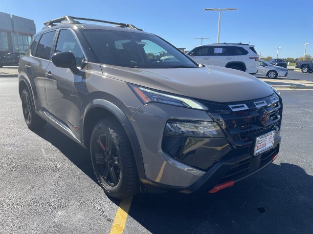Used 2025 Nissan Rogue SV AWD/4WD image 10