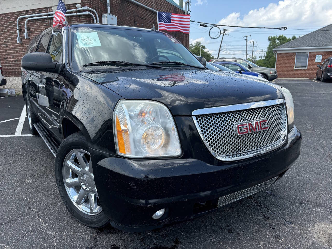 Used 2010 GMC Yukon XL Denali image 1