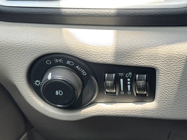 Used 2024 Chrysler Pacifica Touring-L FWD image 26