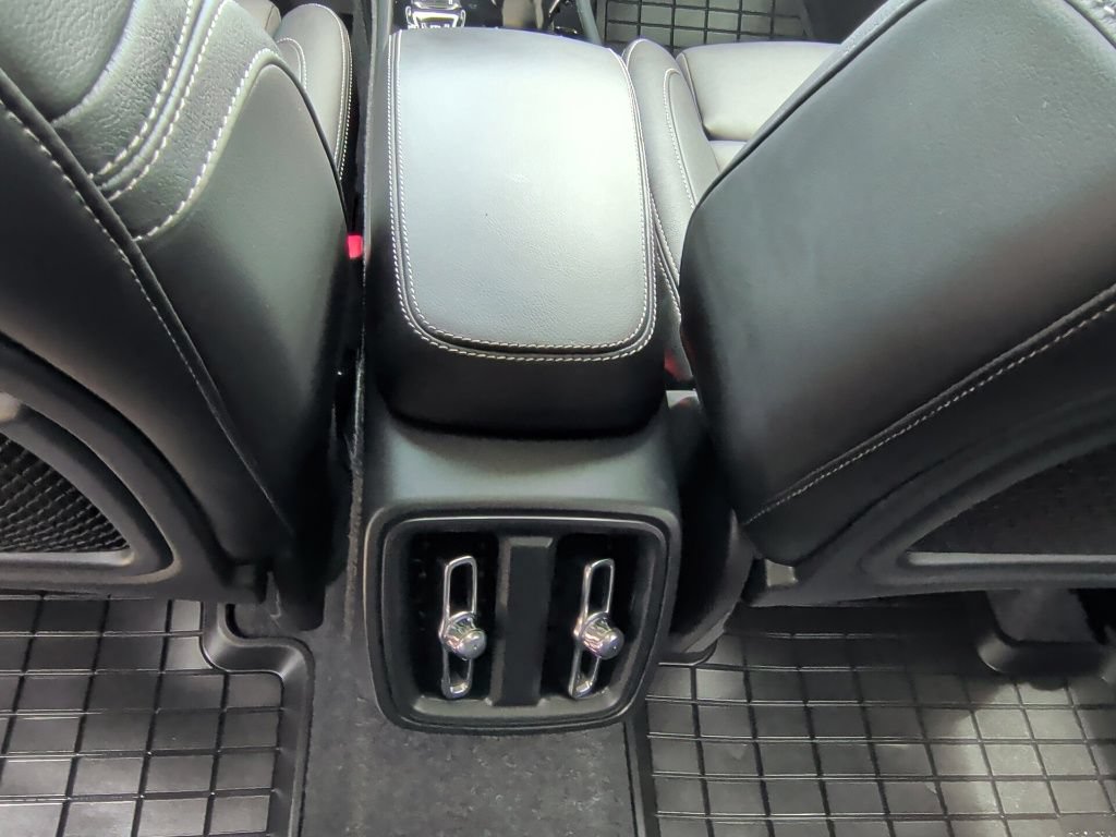 Used 2025 Volvo XC40 B5 Plus AWD/4WD image 36