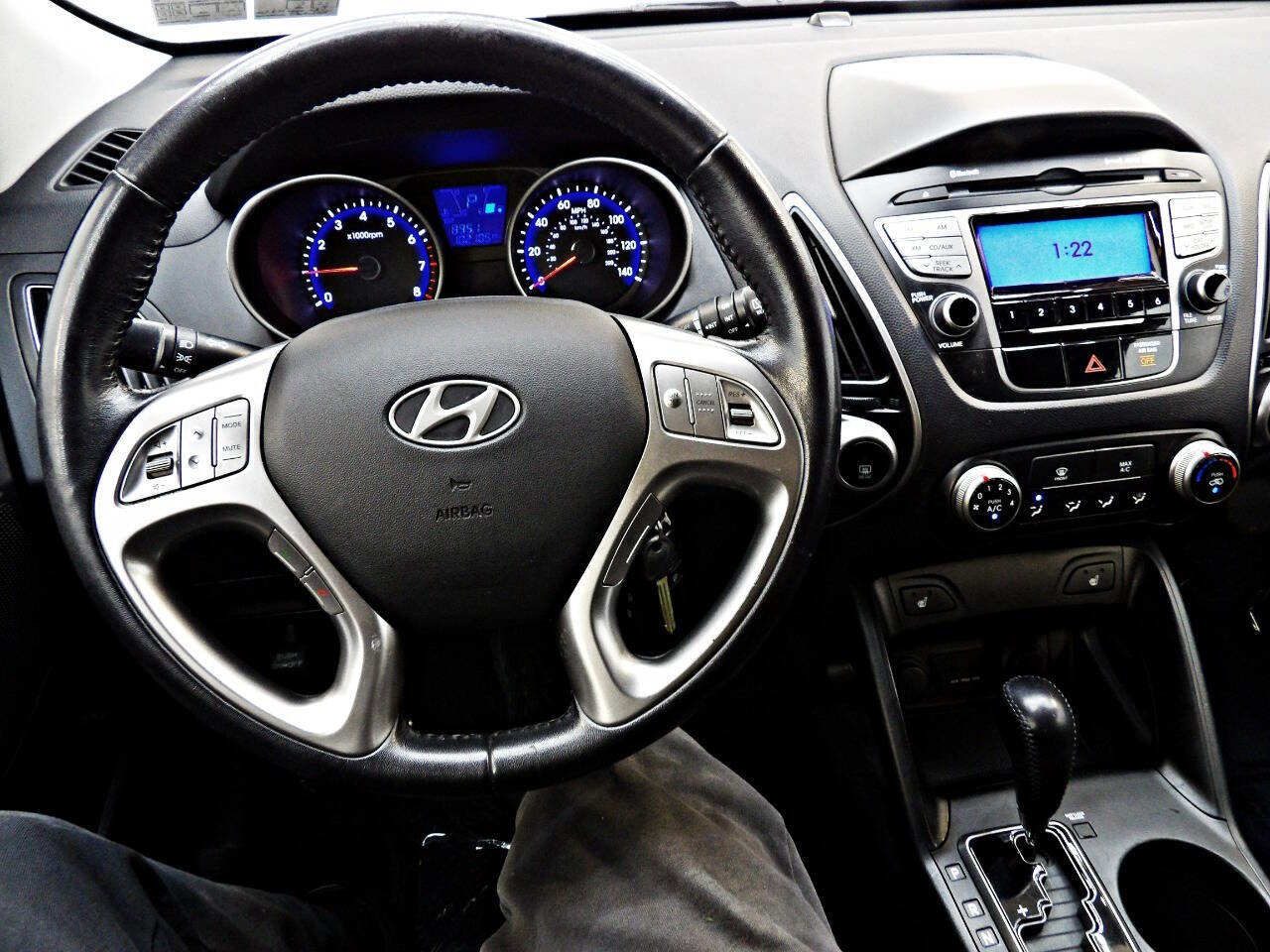 Used 2011 Hyundai Tucson GLS image 16