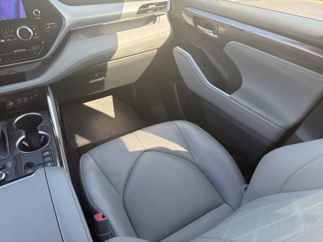 Used 2024 Toyota Highlander Platinum image 35